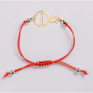 Pozłacana bransoletka StickPerson z lawendowym oczkiem to elegancki i stylowy dodatek, który zachwyca swoim pięknem i delikatnością. Wykonana z wysokiej jakości materiałów, bransoletka prezentuje się bardzo luksusowo i przyciąga uwagę swoim urokiem. Srebro próby 925, pozłacane, sznurek jubilerski Cerwony-img-1