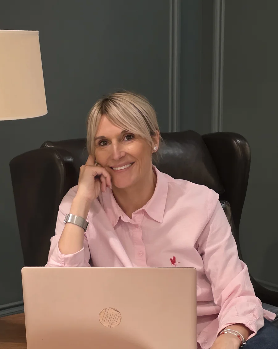 Renata Tupek-Sienicka przy laptopie, w trakcie sesji online